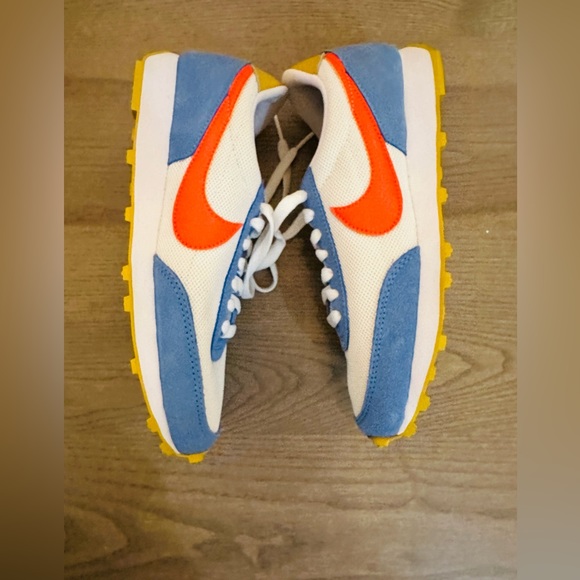 Nike sneakers. New. Never worn outside. Authentic. size 6. True to size. - Picture 9 of 9